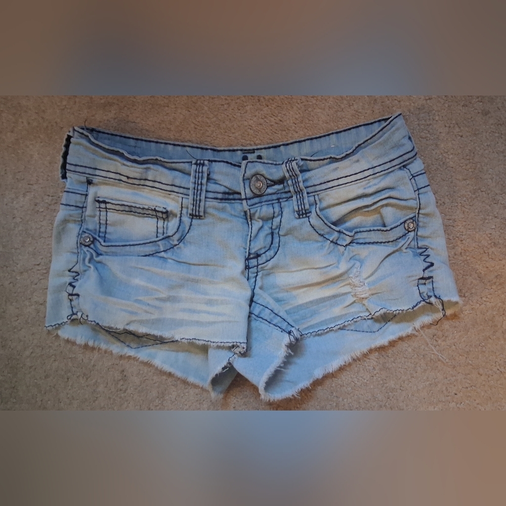 JUNIORS REIGN LOW-RISE SHORT SHORTS. SIZE 0